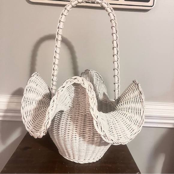 Vintage Wicker Wavy Ruffled Trompe L'Oeil Basket with Handle - Picture 2 of 9